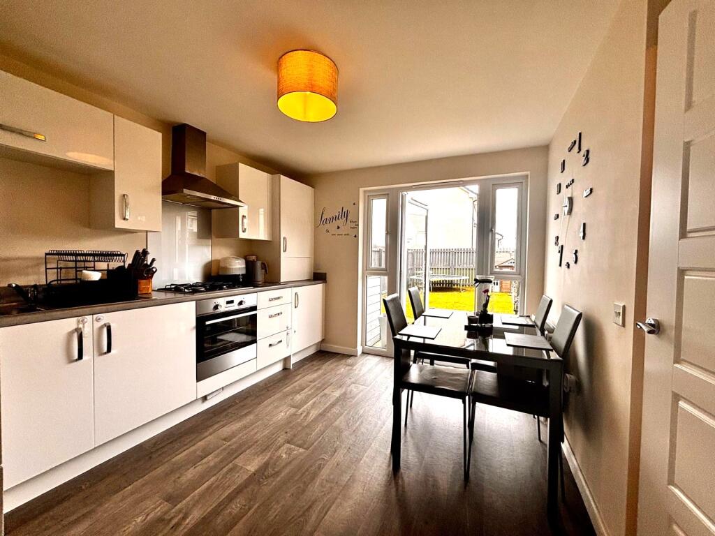 4. Kitchen 1.jpeg