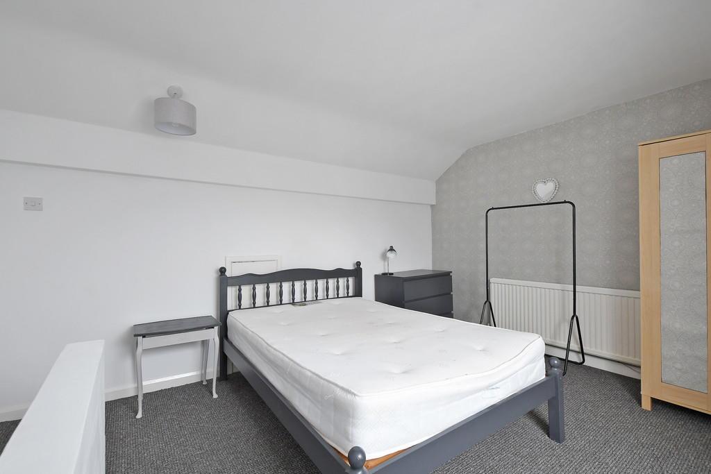 A bright and clean double bedroom featuring a s...
