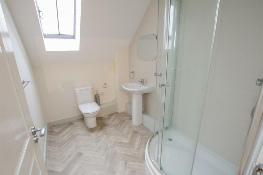 EN SUITE SHOWER ROOM