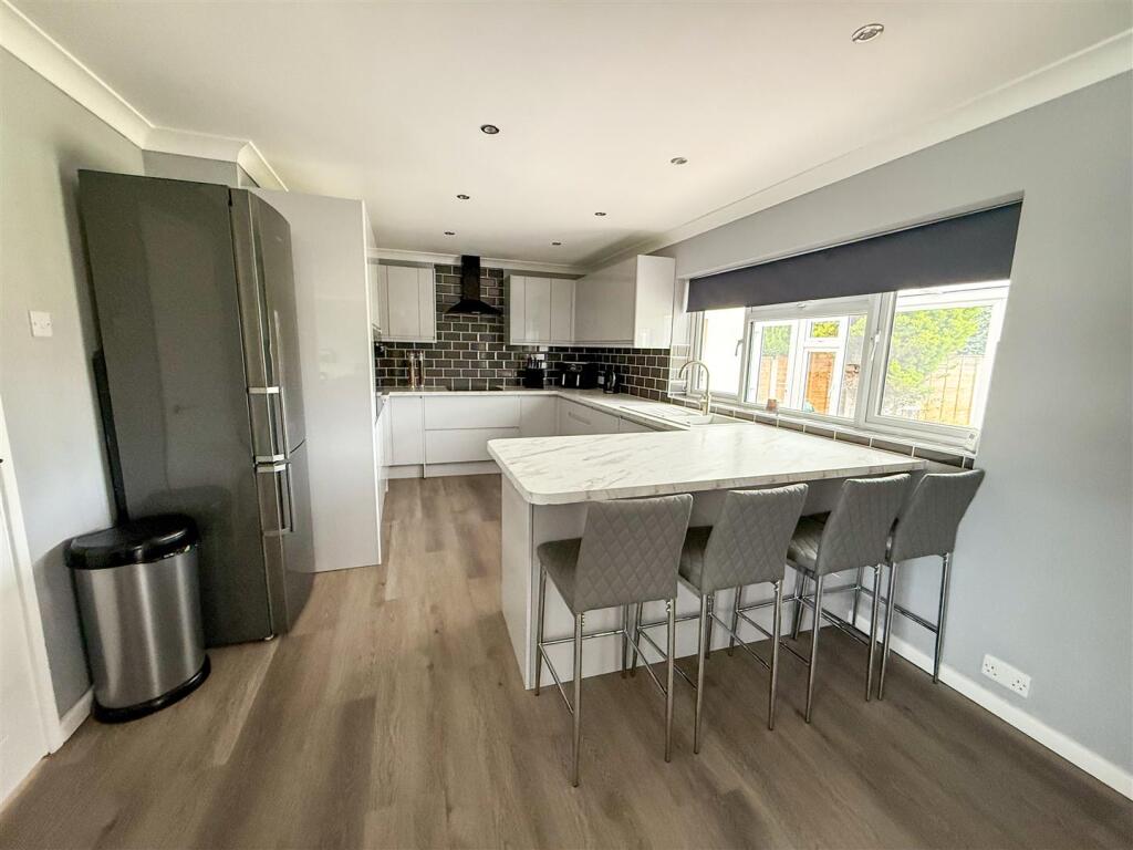 KITCHEN/BREAKFAST ROOM