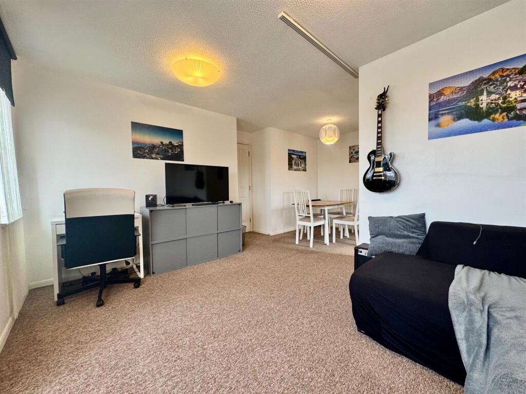 Lounge 1.jpg