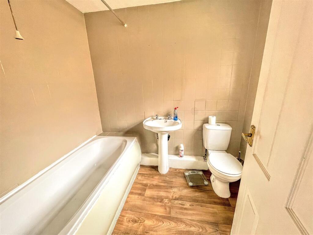 BATHROOM/W.C.