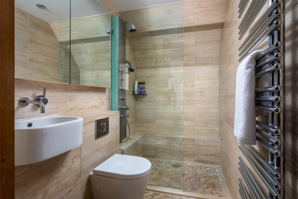 26 - Hillacres - GL53 9NS - Web.jpg