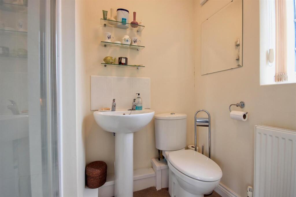 EN-SUITE SHOWER ROOM