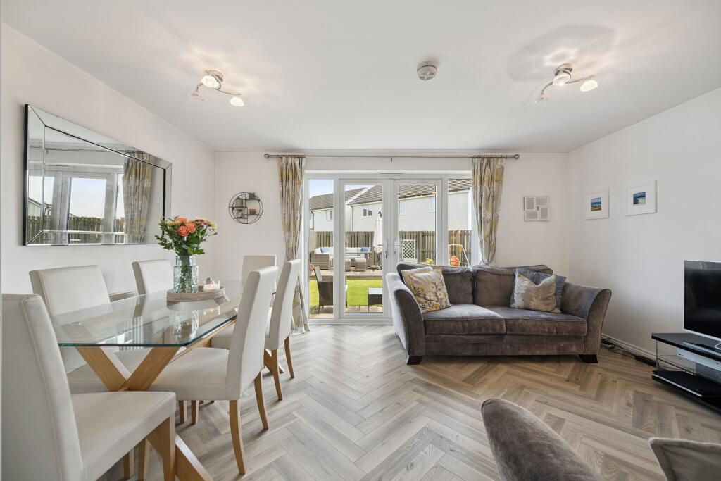 Lounge / Dining Area