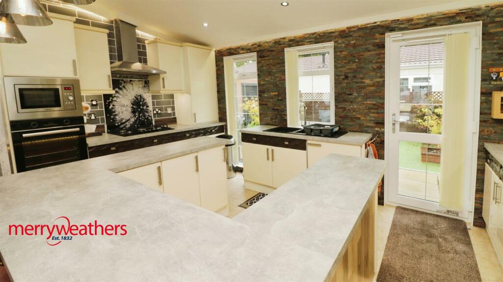 Stunning Dining Kitchen