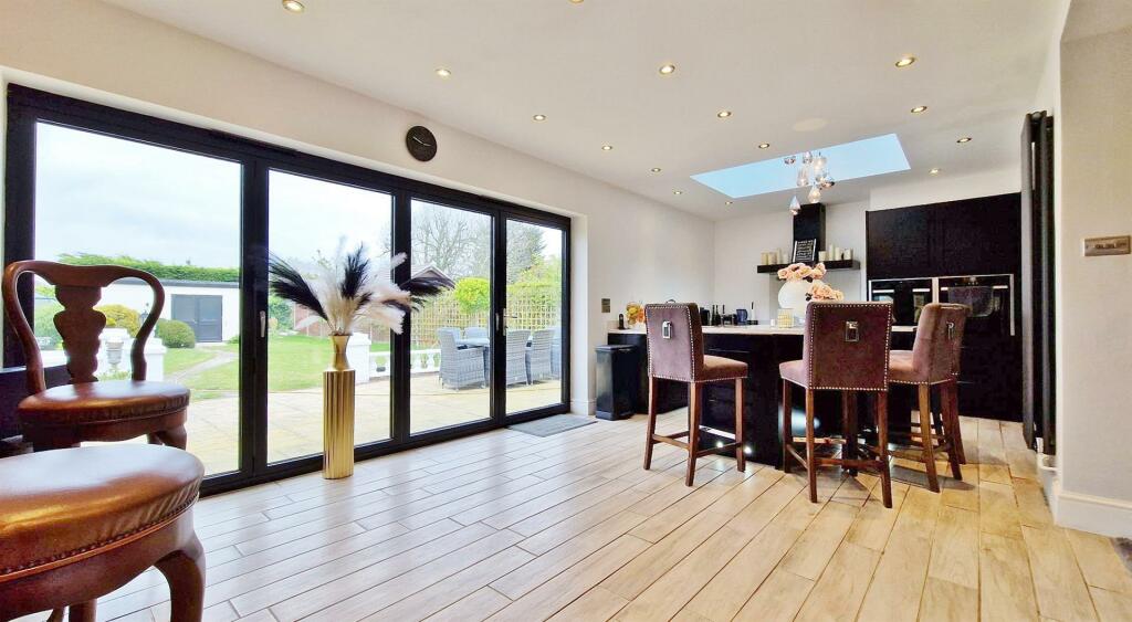 Kitchen/Entertaining Area