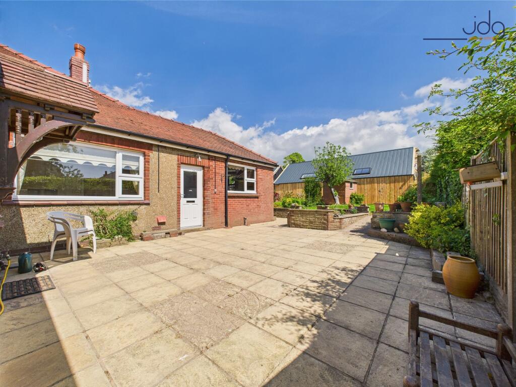 Spacious Yard leading to the Garden