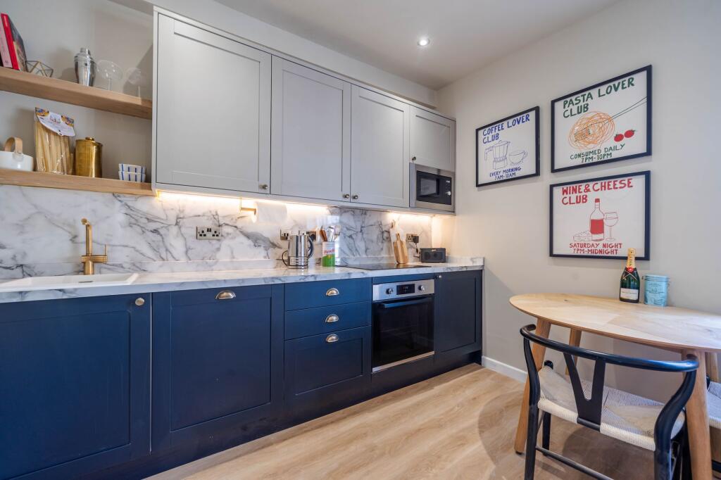 OPEN PLAN LIVING AREA