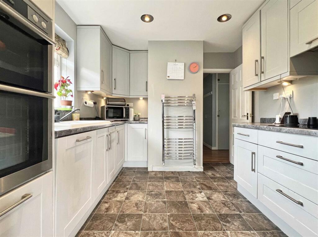 Kitchen b.jpg