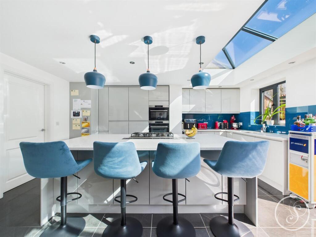 KITCHEN/DINER/FAMILY ROOM