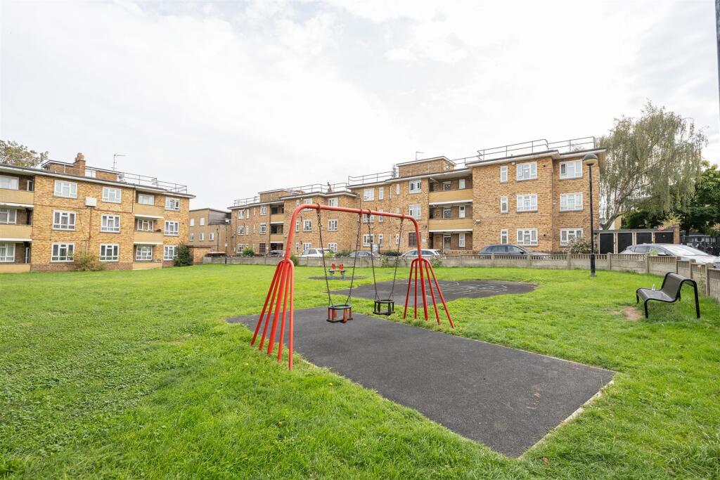 Chatsworth Estate, E5