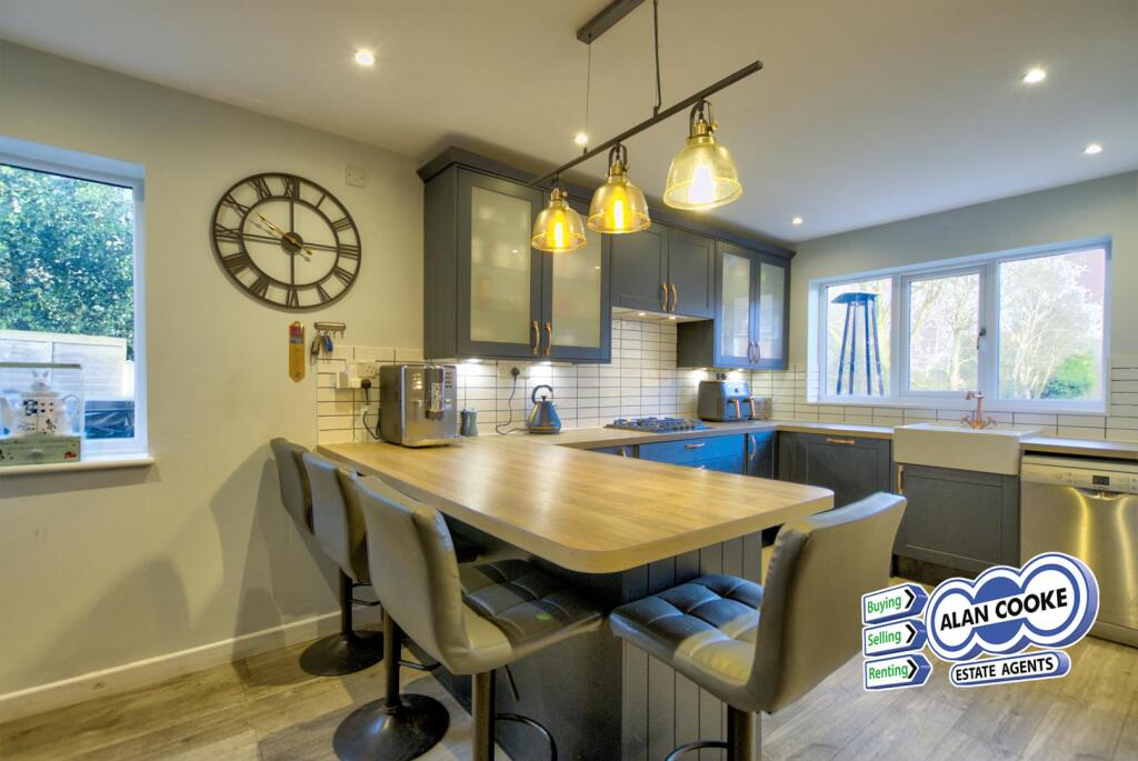 FITTED KITCHEN
