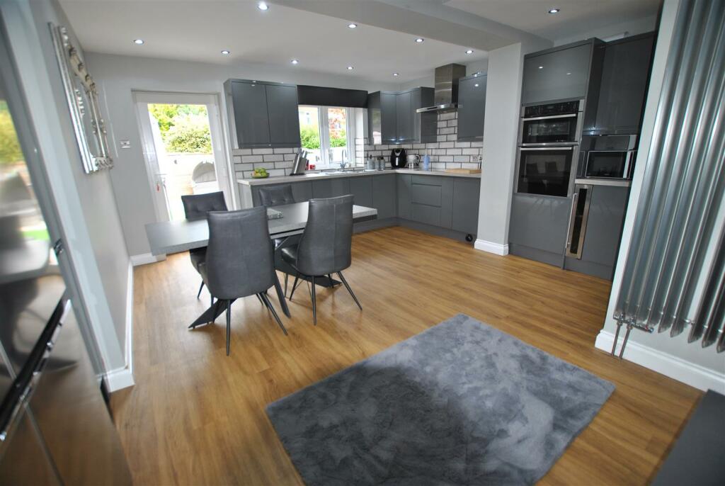 FAMILY KITCHEN/DINER