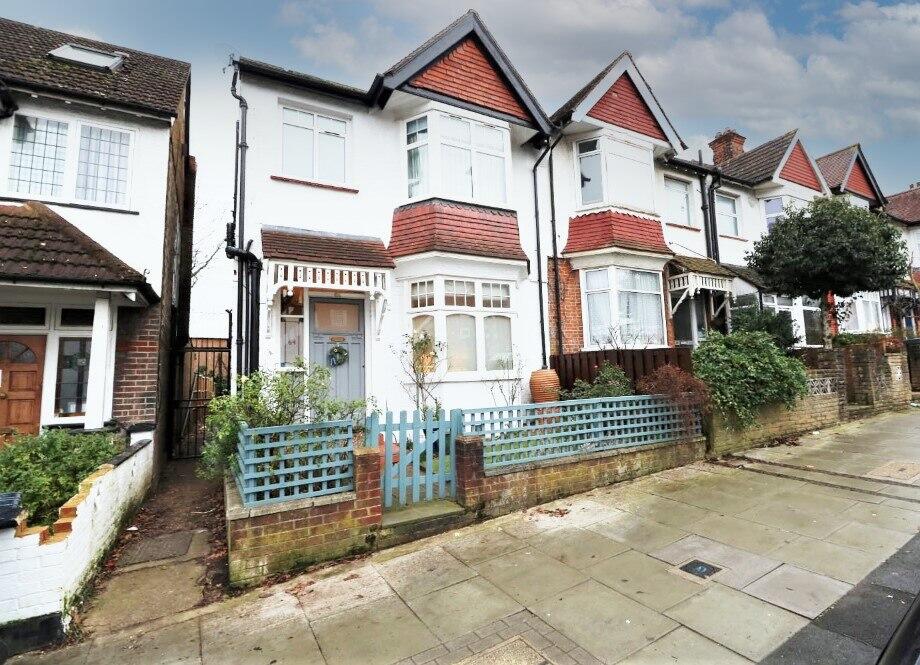 Four bed end of terrace with a Modern Kosher kitc