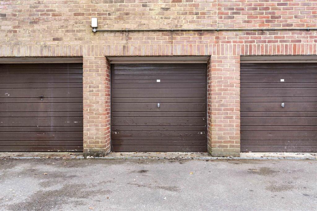 13 The Spinney 19.jpg