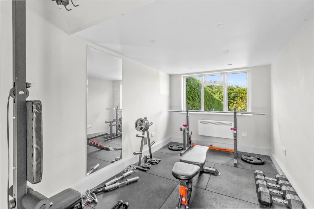 42 Brimmers Hill, HP15 6NP-15.jpg