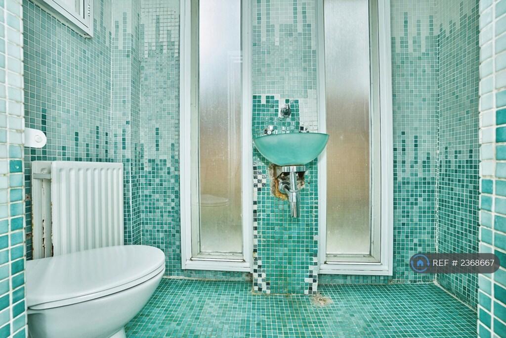 Ground Floor Ensuite Bathroom