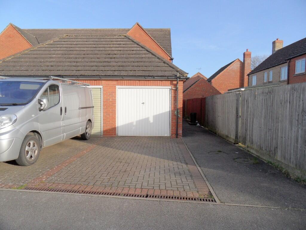 GARAGE &amp; PARKING