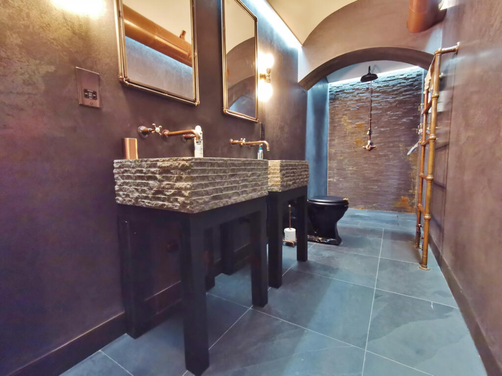 Famliy Shower Room