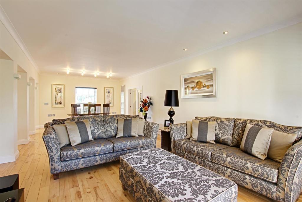 Open Plan Lounge/ Dining Room