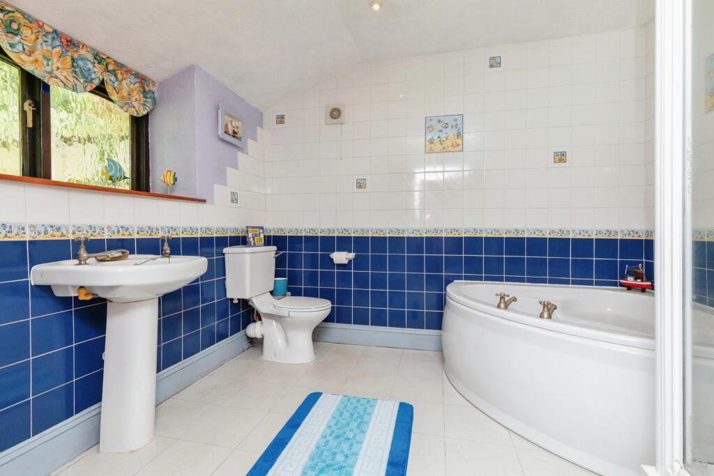 05 Bathroom - Downstairs