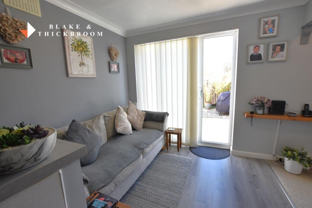 SITTING ROOM/DINING AREA