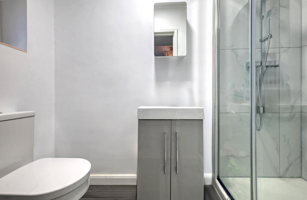En suite to Master Bedroom