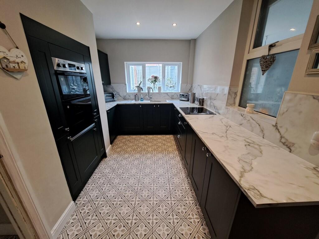 FITTED KITCHEN