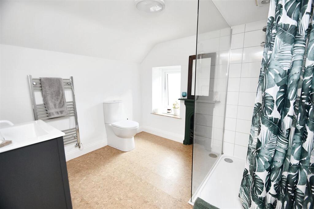 EN-SUITE SHOWER ROOM