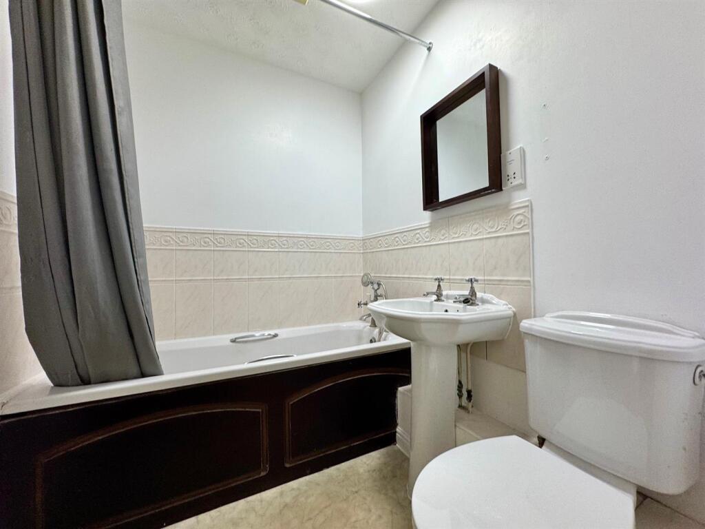 Bathroom 1.jpg