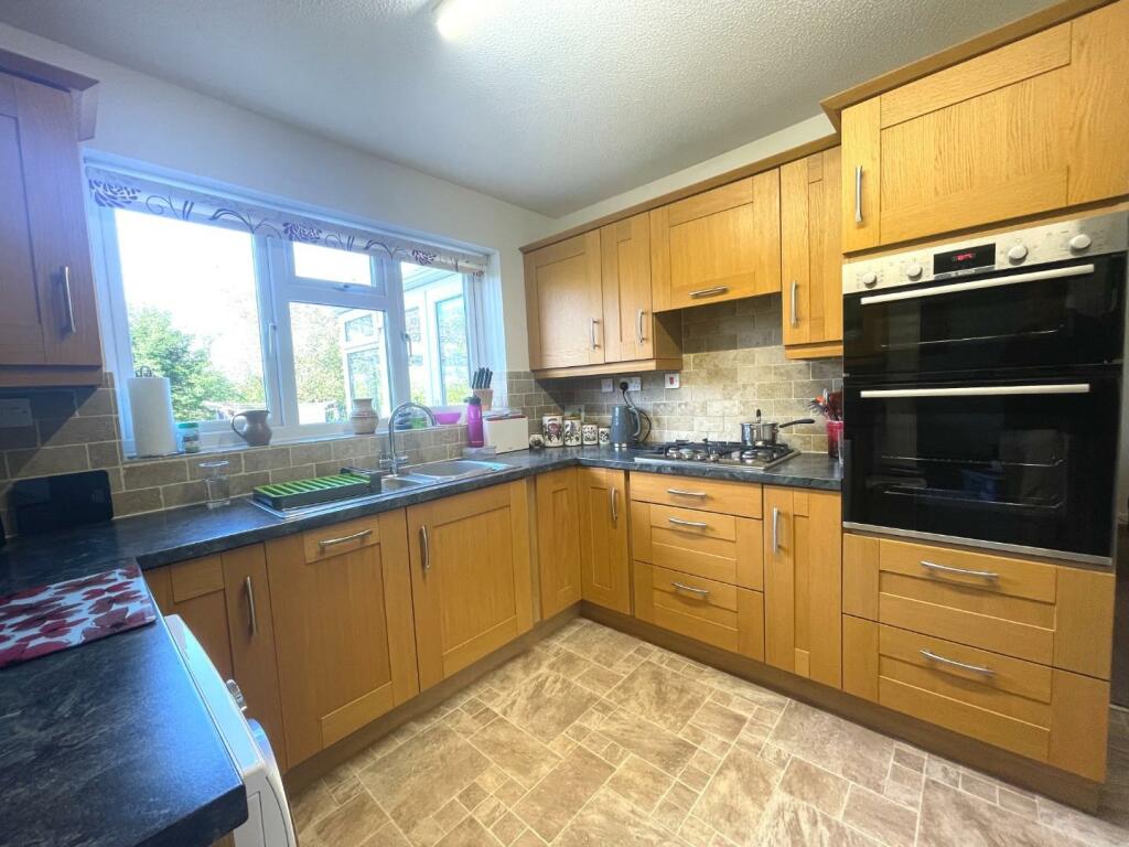 Kitchen 2.JPG
