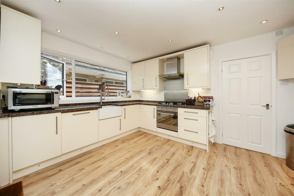 2 Kitchen.jpg