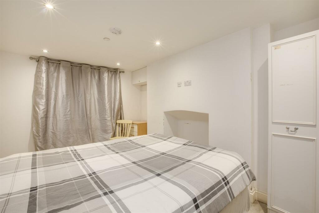 Flat 1, 27 High Street, HP11 2AG-7.jpg