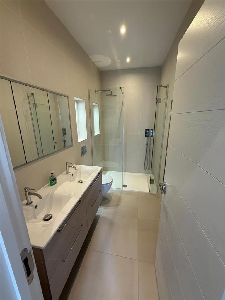 Davidson Frost-Wellings, DFW Finchley Road, En Sui