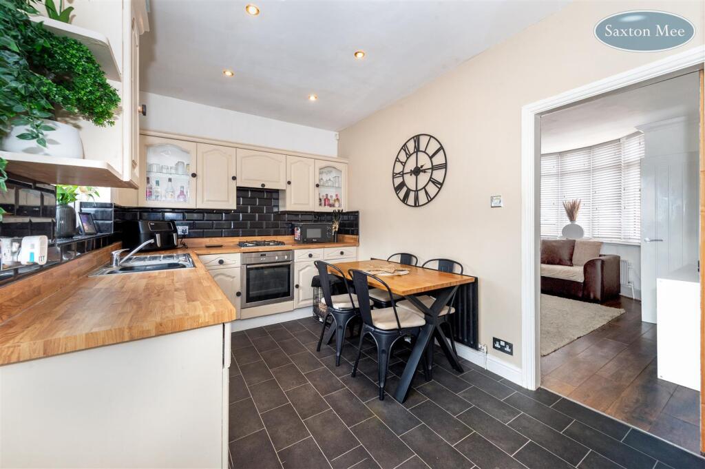 dining room 7561.jpg