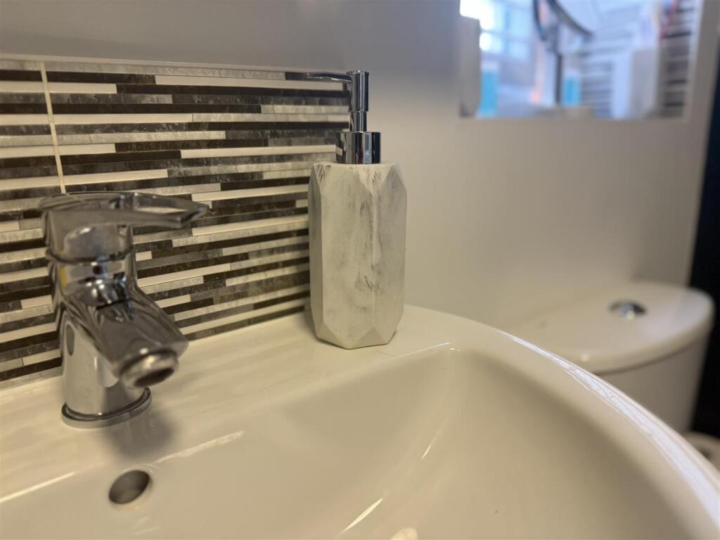 SHOWER ROOM/WC
