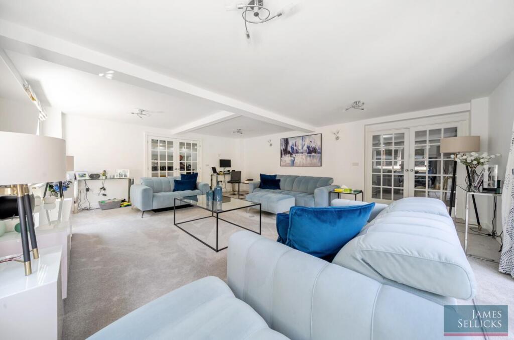 Spacious sitting room