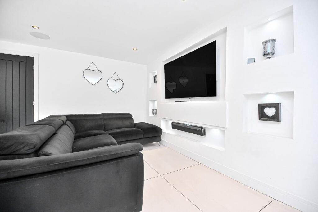 1 Woodstock Drive Open Plan Living (7).jpg