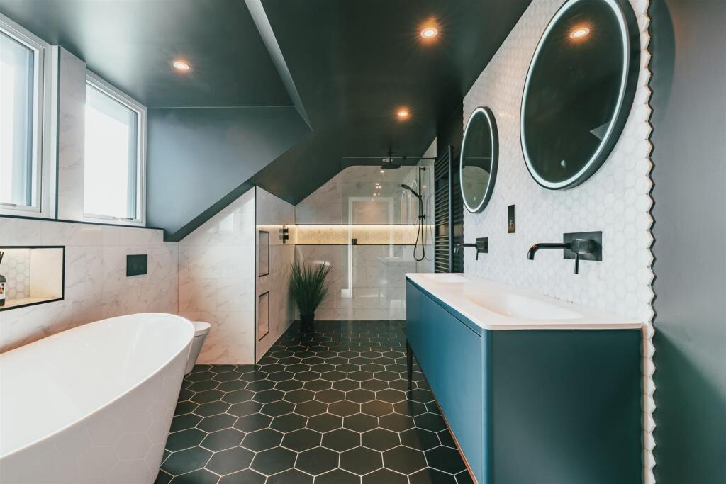 Master En-Suite Bathroom