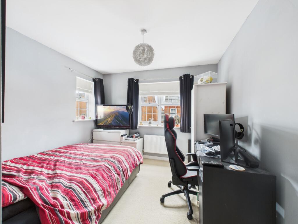 16. CAM04922G0-PR0070-STILL021