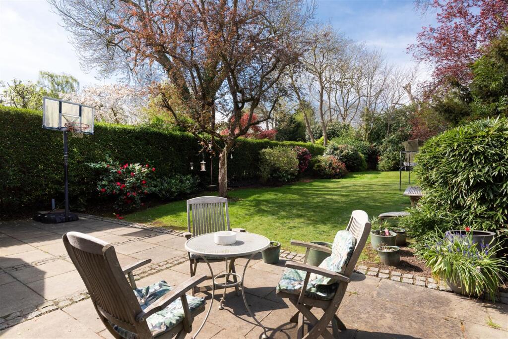 D0341 88 kingsley way gdn1.jpg