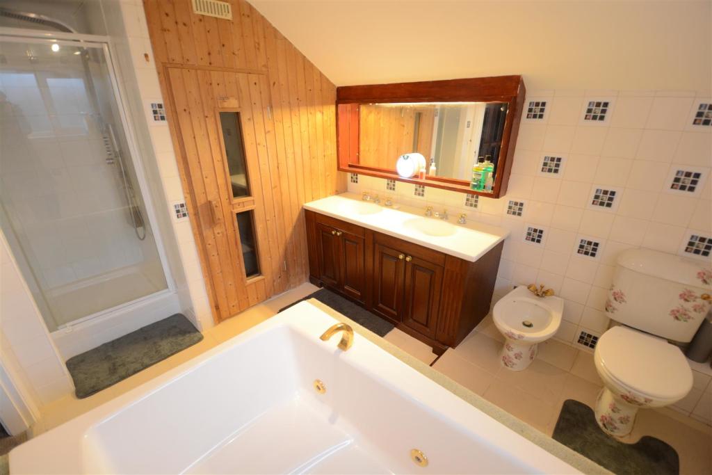 En suite to bed 1