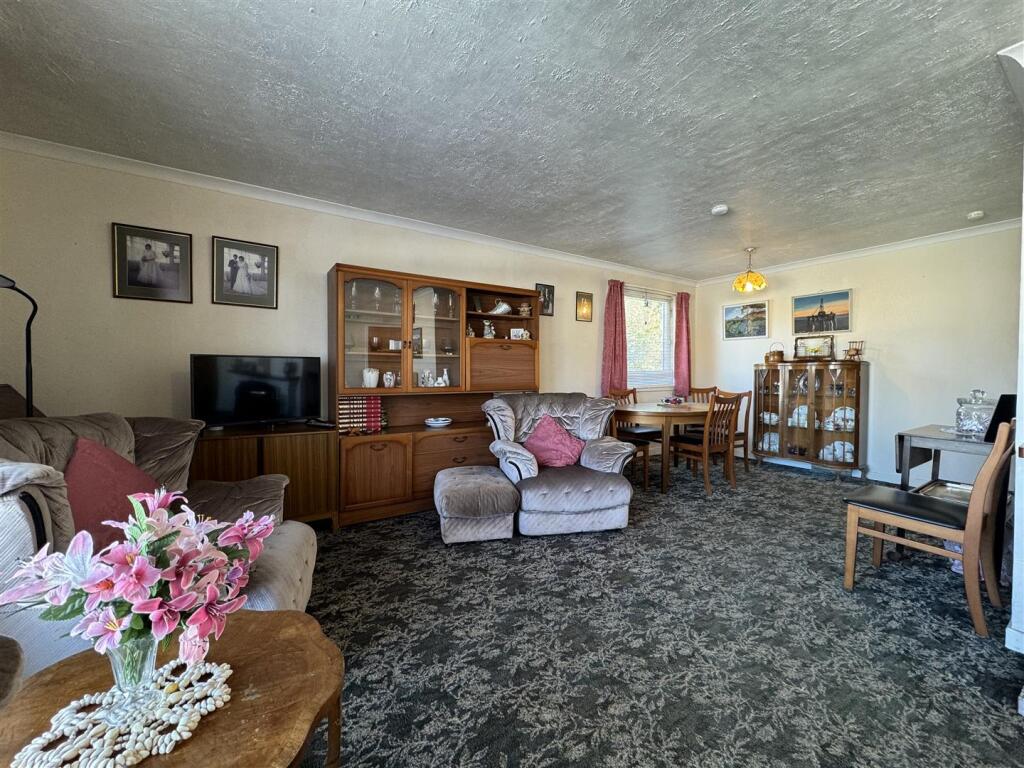 LOUNGE 2.JPG