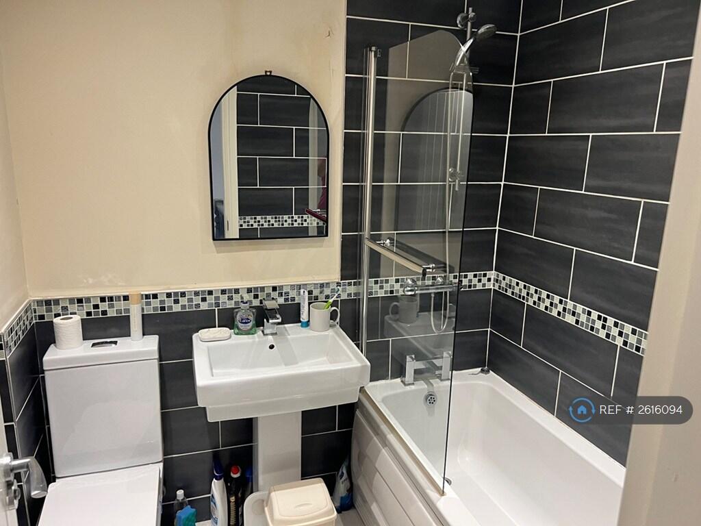 Main House Bathroom (Shared Between Rooms 2&amp;3) 