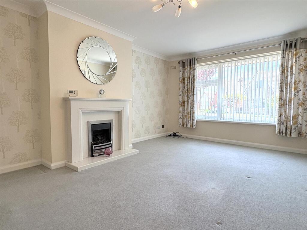 LOUNGE WITH DINING AREA