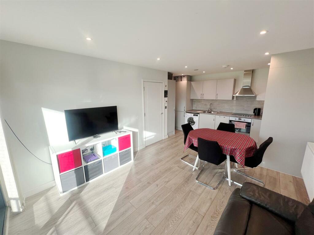 open plan living room / kitchen
