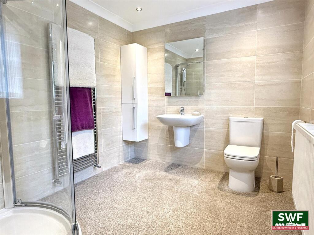EN-SUITE SHOWER ROOM