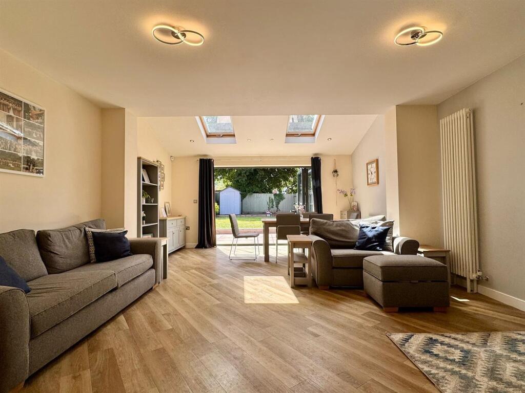 Lounge Diner (1).jpg