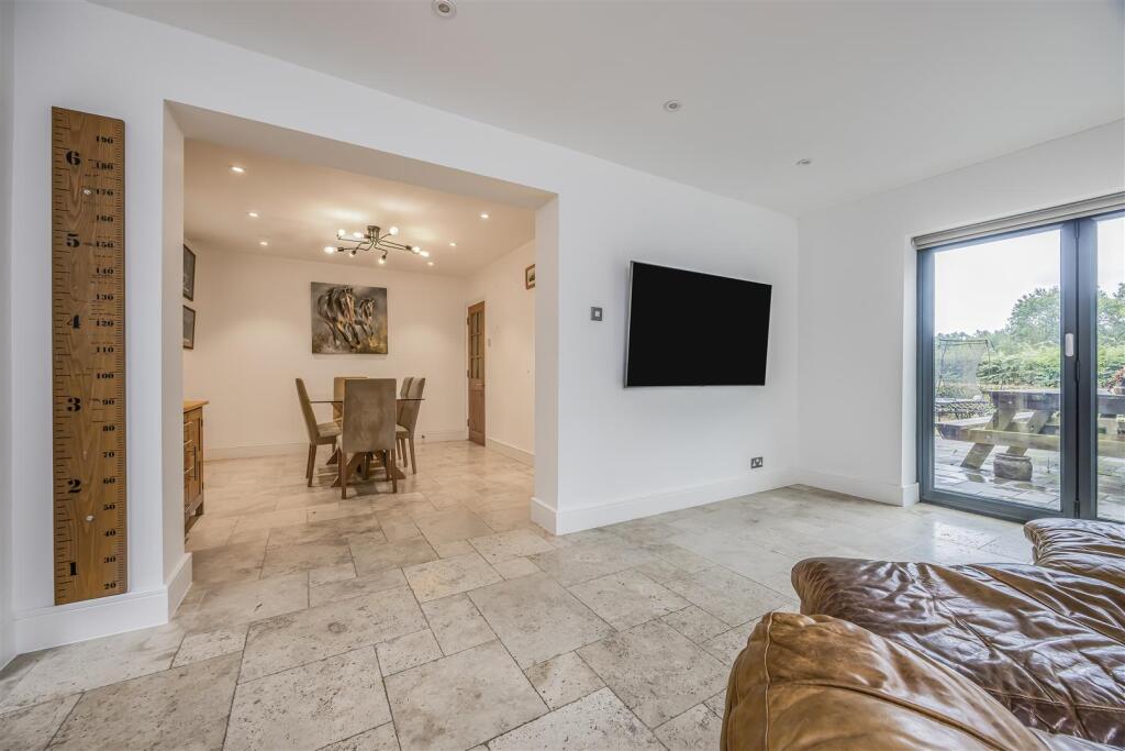 2 Firpiece, Forestside Road, Rowland¿s Castle-Port